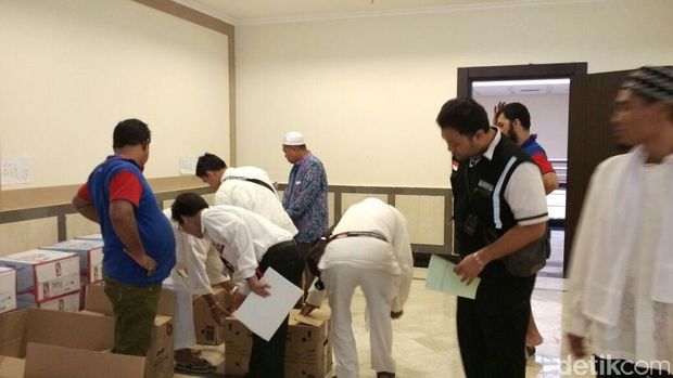 Sidak pelayanan katering untuk jemaah haji (Dok. Media Center Haji)