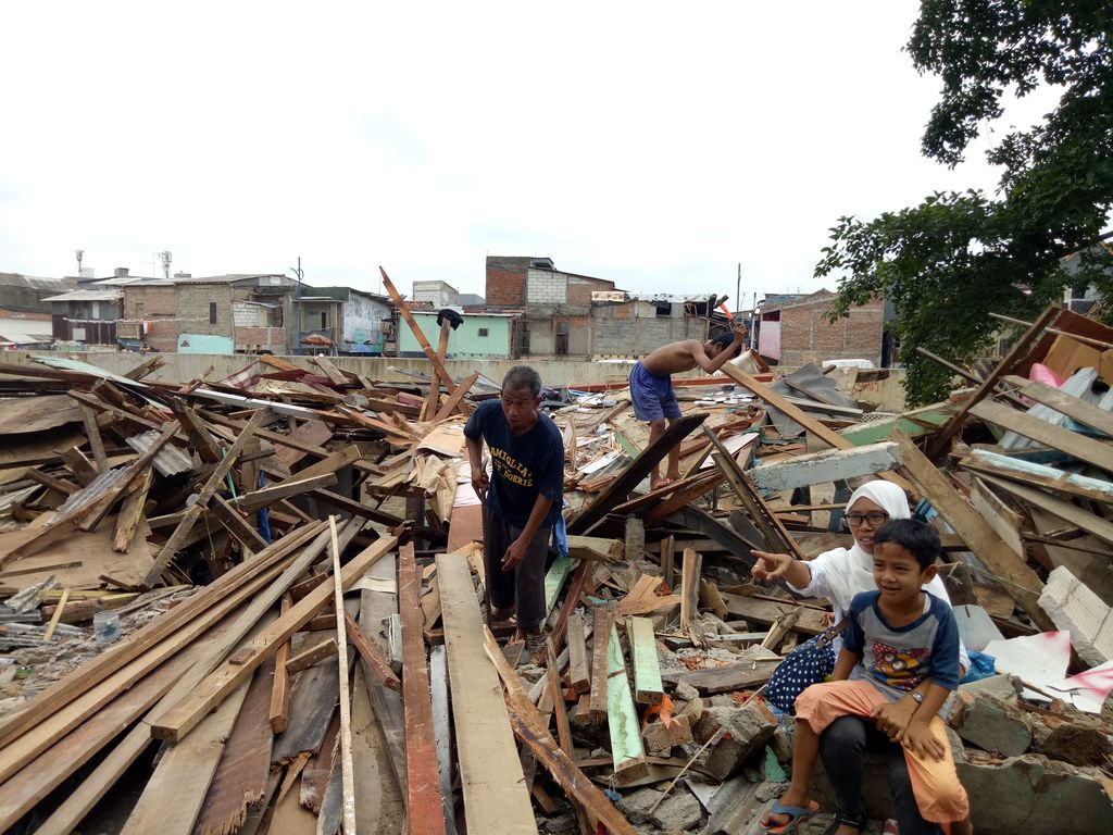 Warga mencari sisa-sisa pembongkaran (Zia/detikcom)
