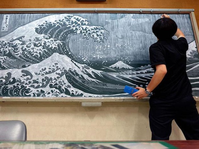 Seorang Guru Seni di Jepang Bikin Karya di Papan Tulis