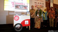 Ketua KPK Agus Rahardjo (kiri) bersama Ketua IKAPI Rosidayanti Rozalina (kedua kiri) saat meluncurkan 167 buku anti korupsi di sela-sela perhelatan IIBF 2016.
