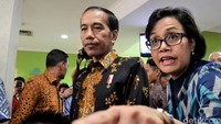 Presiden Joko Widodo (Jokowi) ditemani Menteri Keuangn Sri Mulyani dan Dirjen Pajak Ken Deijugeasteadi, pagi tadi mendatangi Kantor Pelayanan Pajak (KPP) Madya di Jalan Ridwan Rais, Jakarta Pusat.
