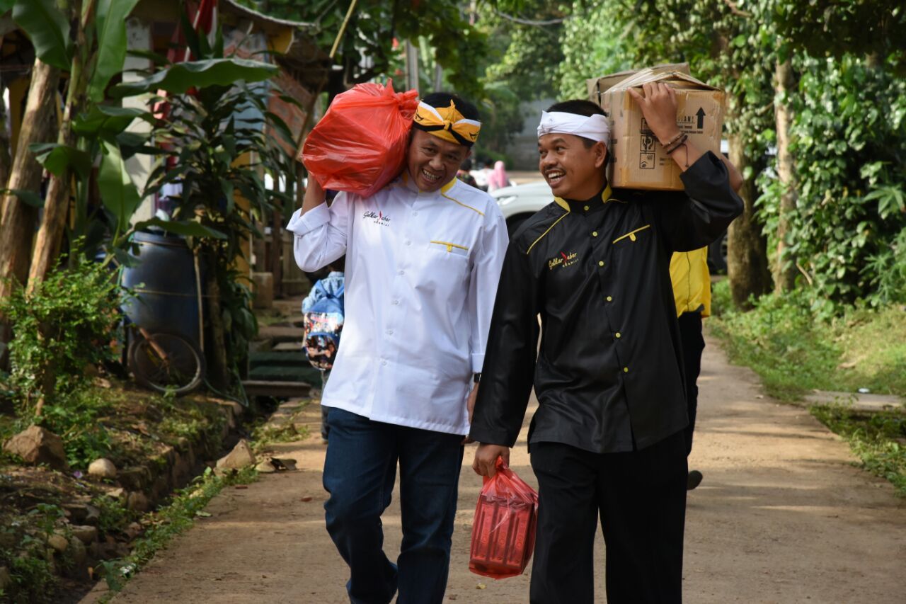 Dedi Mulyadi memberi bantuan (Tri Ispranoto/detikcom)