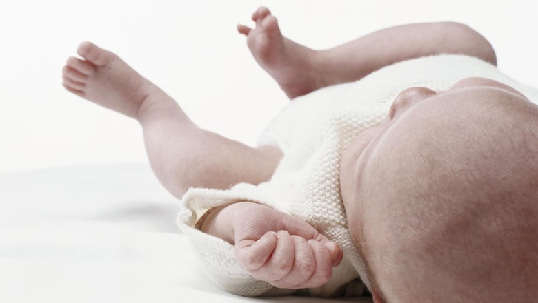 Polisi Selamatkan Bayi yang Akan Dikubur Hidup-hidup oleh Keluarganya Polisi Selamatkan Bayi yang Akan Dikubur Hidup-hidup oleh Keluarganya