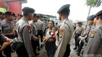 Satpol PP Bantu Warga Bukit Duri Evakuasi Barang