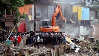 Kawasan Bukit Duri di bantaran kali ini digusur karena akan dibuat sodetan mencegah banjir  Pemprov DKI menertibkan bangunan yang tidak memiliki sertifikat,  namun soal ini warga tengah melakukan gugatan ke pengadilan.