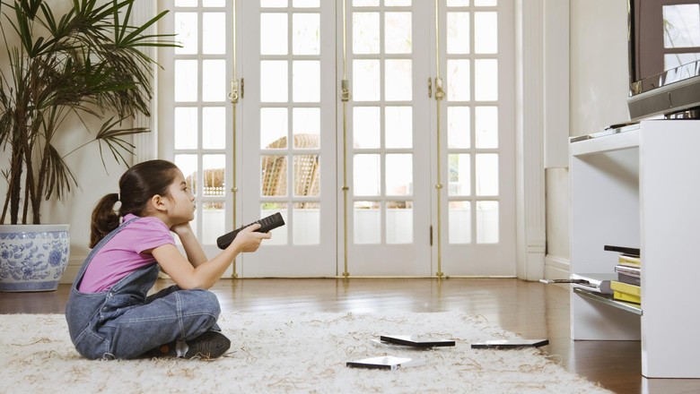 Ilustrasi anak nonton TV/ Foto: thinkstock Ilustrasi anak nonton TV/ Foto: thinkstock