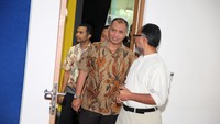 Ketua KPK Agus Rahardjo disambut eks Wakil Ketua KPK Bambang Widjojanto (kanan) sebelum acara peluncuran dan diskusi buku ‘Jangan Bunuh KPK’ di Sekolah Tinggi Hukum Jentara, Jakarta.