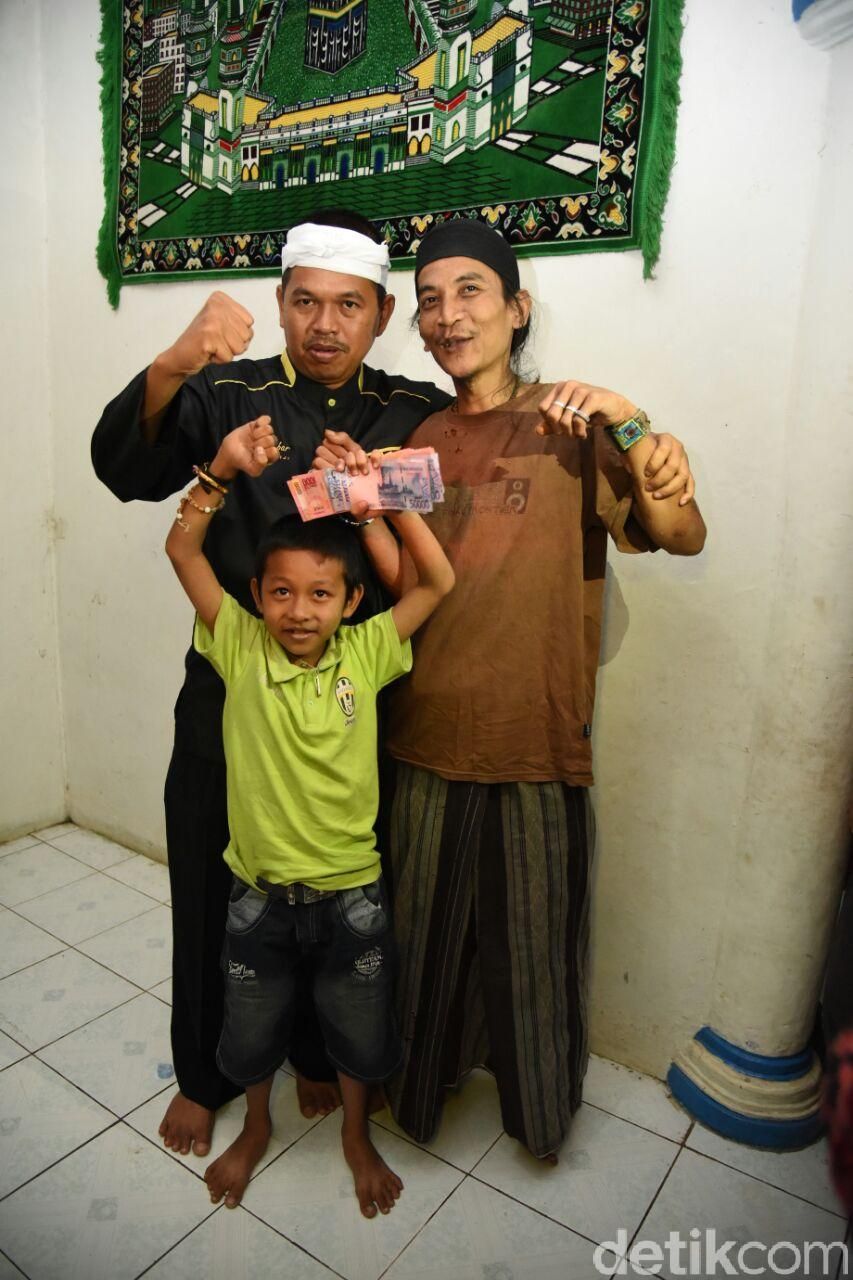 Bupati Dedi Mulyadi bujuk orang tua yang larang anaknya sekolah.