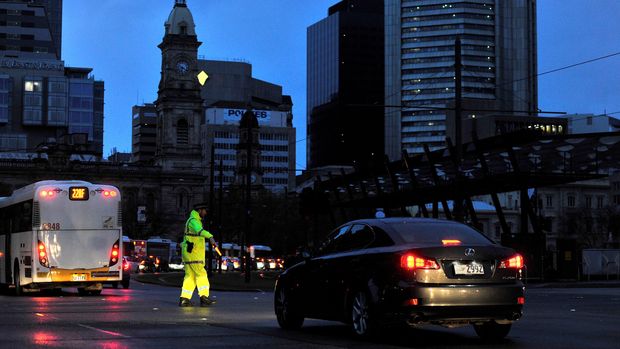 Kota Adelaide di Australia Barat gelap gulita (AAP/David Mariuz/via REUTERS)