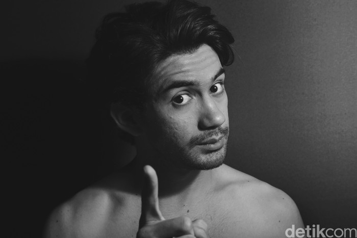 Reza Rahadian saat pemotretan COTM