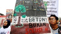 Warga juga membawa sejumlah spanduk, salah satunya bertuliskan Beton Bukan Solusi.