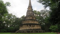 Ada pelataran cukup luas dengan stupa besar menjulang di tengahnya. Stupa ini tampak tua sekali. Ternyata vihara ini dibangun tahun 1297 (Fitraya/detikTravel)