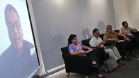 Mantan Wakil Menkum HAM Denny Indrayana (kiri) sekaligus penulis buku ‘Jangan Bunuh KPK’ memberikan pandangan umum terkait bukunya melalui fasilitas skype. Denny tidak bisa hadir karena sedang berada di Australia.