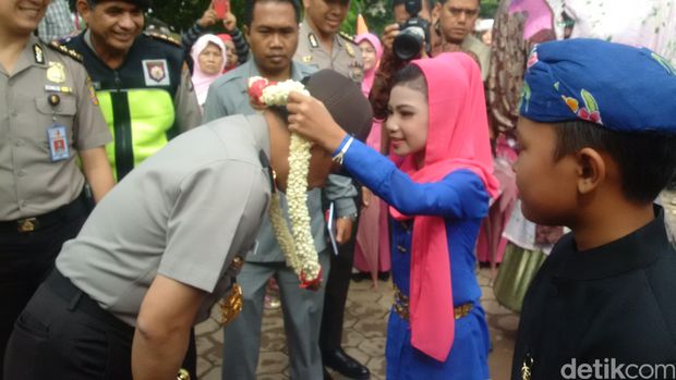 Kapolri dikalungi bunga saat tiba/Noval/detikcom