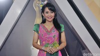 Penyanyi senior Ratna Listy juga turut hadir dengan busana bergaya retro. Pool/Noel/detikFoto.