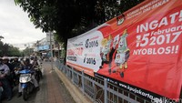 Komisi Pemilihan Umum (PKU) DKI Jakarta sudah memasang spanduk untuk mengingatkan warga agar mendaftarkan diri sehingga bisa menyoblos pada 15 Februari mendatang.