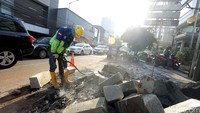 Dinas Bina Marga DKI tengah memperbaiki fasilitas khusus pejalan kaki itu di beberapa titik.