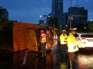 Polisi Evakuasi Truk yang Terbalik di Tol Dalam Kota Arah Semanggi