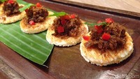Marco Padang Peranakan menyediakan menu paduan China dan Padang. Canape Randang yang tak ditemui di restoran Padang kebanyakan masuk dalam menu pembuka. 