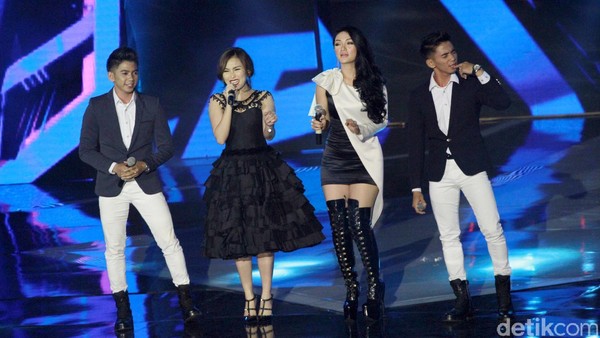 Aksi Panggung Ayu Ting Ting dan Zaskia Gotik di AMI Awards 2016