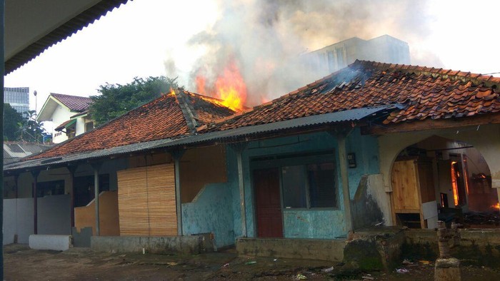 Kebakaran Rumah di Dekat KPP Cilandak, 10 Mobil Damkar Dikerahkan