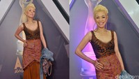Penyanyi Jazz Syaharani terlihat tampil serba coklat dengan dress bermotif, rok dan heels berwarna coklat.  Pool/Noel/detikFoto.