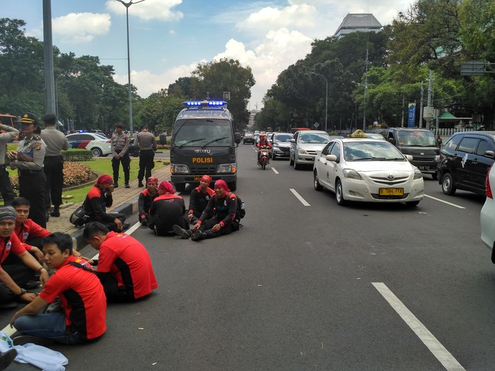 Buruh Demo Pindah dari Balai Kota DKI ke Bundaran Patung Kuda, Lalin Padat