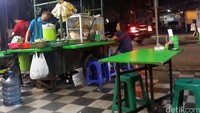 Berada di pelataran toko, warung tenda sambal teroris ibu Elly yang sudah buka sejak dua tahun lalu ini cukup ramai dikunjungi para pecinta sambal.