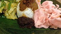Nasi Sayo jadi pilihan tepat untuk mencari nasi komplet di Marco. Isinya berupa nasi, kerupuk aci warna pink, sambal merah, bumbu rendang, dan sayur gulai kol dan kacang panjang. Nasi disiram kuah gulai dan taburan serundeng.
