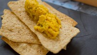 Jagung manis yang jadi ciri khas Argentina disajikan dalam Humita En Chala. Jagung manis yang dimasak dengan teknik slow cooking ini dipadukan dengan aneka bumbu rempah dan gula.