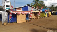 Tidak ada tenda yang permanen. Tenda itu hanya berkerangka bambu dan kayu serta berdinding terpal.