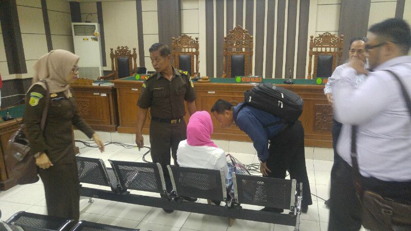 Foto: Diah Ayu Kusumaningrum terpaku di kursi persidangan (Angling/detikcom)
