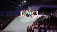 Dalam acara ini juga dilakukan penyerahan bendera PON dari Jabar ke tuan rumah PON berikutnya, Papua.