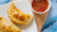 Empanadas, pastel panggang tradisional yang diisi dengan potongan kentang dan juga daging sapi dengan tambahan bawang bombay. Ada juga empanadas yang diisi dengan mild cheese.