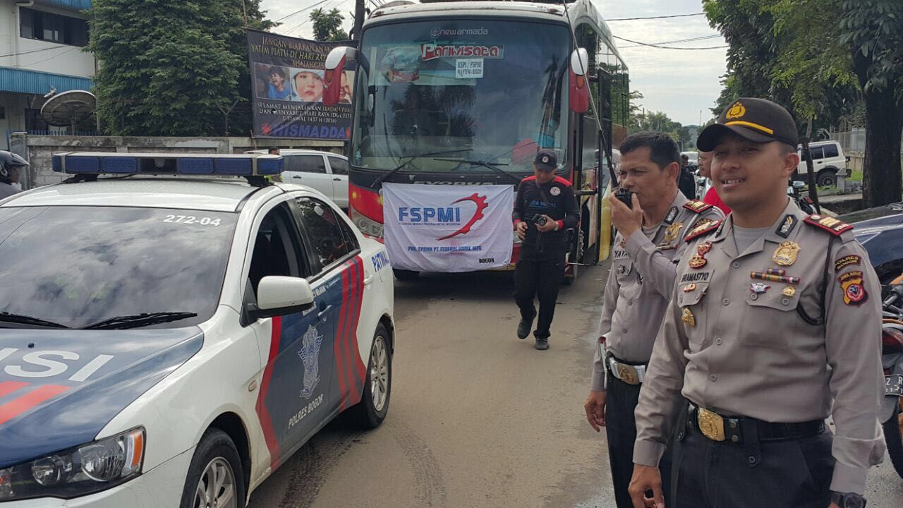 Foto: Polres Bogor melakukan pengawalan terhadap massa buruh dari Kabupaten Bogor (Istimewa)