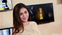 Ariel Tatum tampil dalam dress semi transparan berwarna krem. Pool/Palevi S/detikFoto.