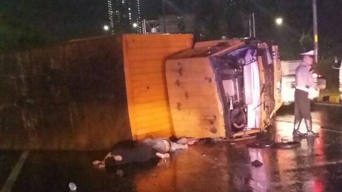 Ada Truk Terbalik, Kuningan Arah Semanggi Macet 2 Km