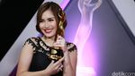 Sexy In Red! Gaya Ayu Ting Ting di AMI Awards 2016