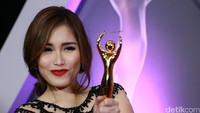 Dari musik dangdut ada Ayu Ting Ting yang mendapatkan dua piala dari kategori Album Terbaik dan Pencipta Lagu Dangdut terbaik. Pool/Palevi S/detikFoto.