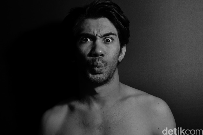 Reza Rahadian saat pemotretan COTM