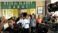 Sebelumnya, Presiden Jokowi tiba sekitar pukul 10.50 WIB di RSUD dr Slamet, Garut, Kamis (29/9/2016). Begitu tiba, keluarga korban yang sudah menunggu langsung menyambut Jokowi di dalam rumah sakit.