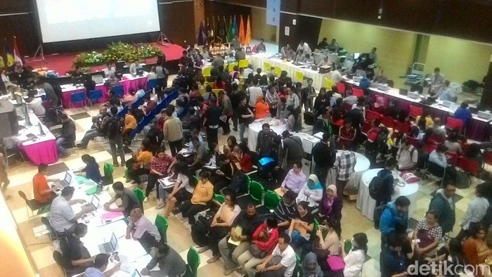 Sudah Malam, Ratusan Pendaftar Tax Amnesty Masih Padati Kantor Pajak