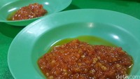 Sengatan cabainya langsung panas menyentuh lidah. Agar tak kepedasan, tambahkan dengan kecap manis untuk menurunkan rasa pedasnya.
