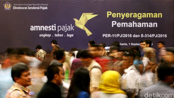 Para peserta program tax amnesty memadati Kantor Pusat Direktorat Jenderal Pajak (DJP) di Jalan Jenderal Gatot Subroto, Jakarta, Kamis (29/9/2016).