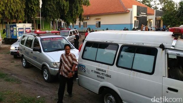 Ambulance dari Pemkot Surabaya Jemput 5 Korban Tewas/Foto: Eko Sujarwo