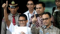 Anies dan Sandiaga memberikan keterangan usai melaporkan kekayaan ke KPK, Kamis (29/9/2016). Mereka juga sempat menunjukkan tanda terima sebelum meninggalkan gedung KPK.