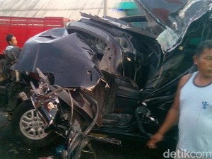 Truk Parkir Ditabrak Mobil Nissan, Dua Orang Tewas