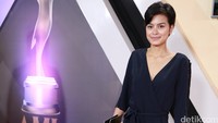 Anak musisi Indra Lesmana itu tampil dengan jumpsuit biru navy dengan belahan rendah. Pool/Palevi S/detikFoto.