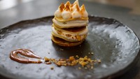 Pastel Rogel. Ini merupakan resep klasik Argentina yang legit. Lapisan adonan mirip biskuit ini diolesi dengan dulce de leche dengan campuran kacang Italia panggang yang berpadu dengan krim lembut jadi salah satu sajian dessert klasik yang lezat.