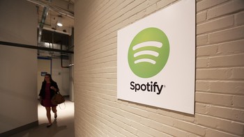 4. Spotify menjadi aplikasi dengan jumlah download terbanyak pada kategori Music setelah di-download sebanyak 206 juta kali, di atas YouTube Music dan Shazam. (Foto: Mario Tama/Getty Images)
